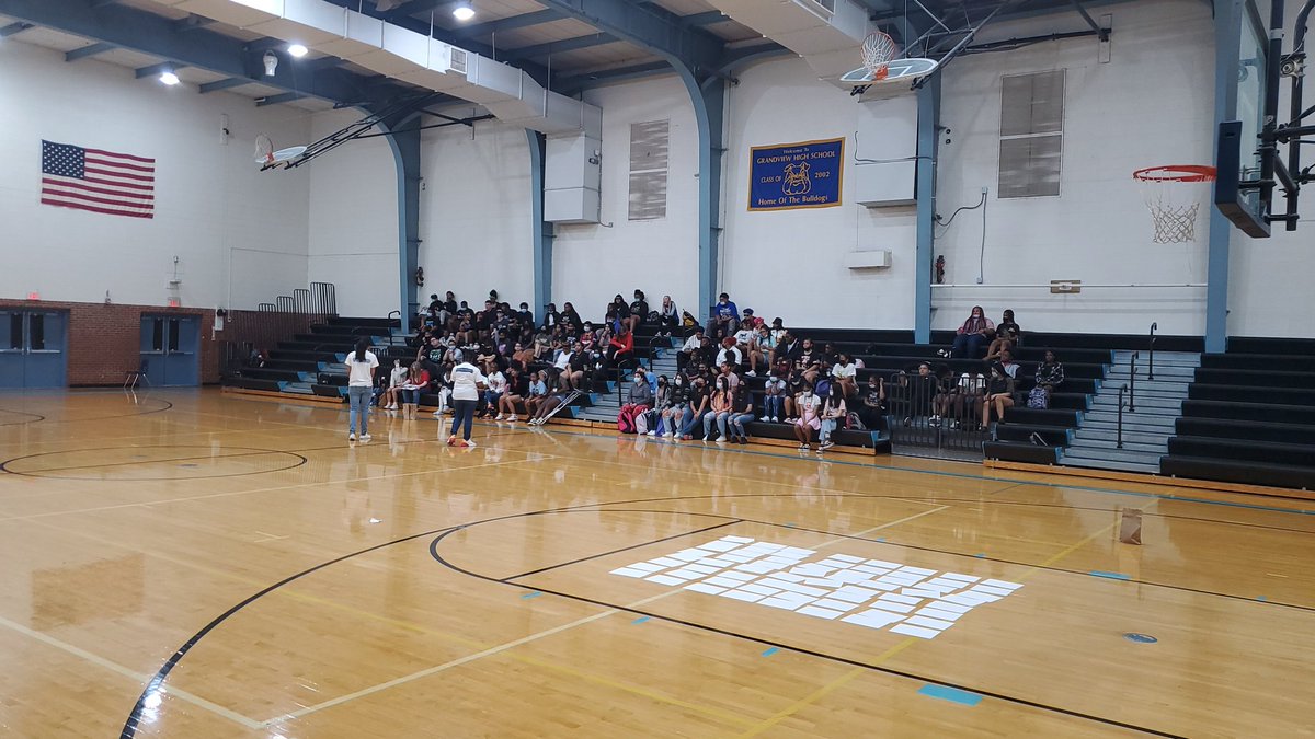 GHSLinkCrewc4's tweet photo. First ever Link Crew meeting at GHS @krodrequez @GrandviewCSD4 https://t.co/5AX4P75ed4