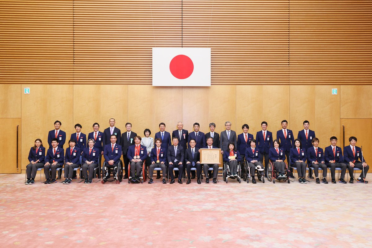 HYWOD_KJ's tweet photo. 北京オリパラの入賞者に向けた総理大臣表彰授与式に参列しました。
スポーツでも勉強でも営業でも開発でも作業でもアルバイトでも公務員でも、人は心の底から真剣になれる事があれば、何かの役にたつことが出来る。
障害があっても、40過ぎても
貴重な体を験させてくれたスノーボードにまた1つ感謝。 https://t.co/ohXwwDDHRp