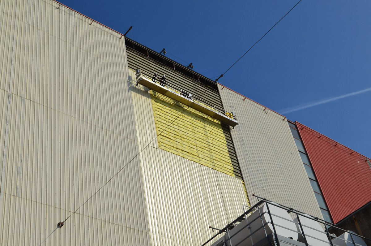 #Jeudiphoto la salle des machines fait peau neuve ! Plus de 13000 m² de bardage et isolants ont déjà été rénovés. L'entreprise Detam spécialisée dans les travaux en hauteur est à la manœuvre à bord d'une plateforme suspendue de 14 m de long spécialement conçue pour l'opération📸