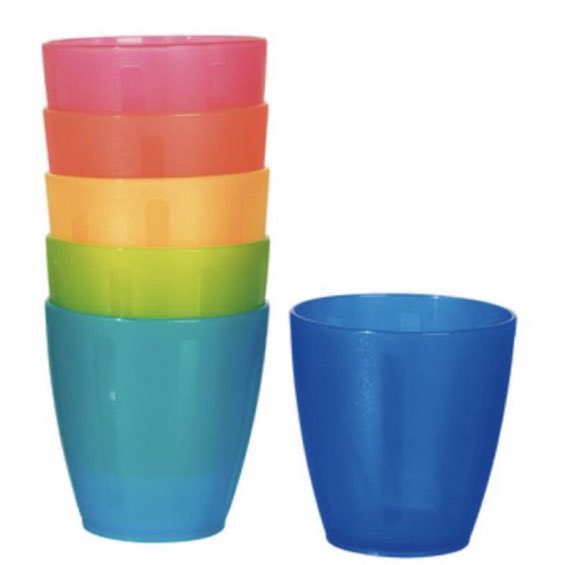 MertensJarne's tweet photo. Denk dat iedereen water kreeg uit deze bekers op de lagere school haha https://t.co/6jWyT87BnJ