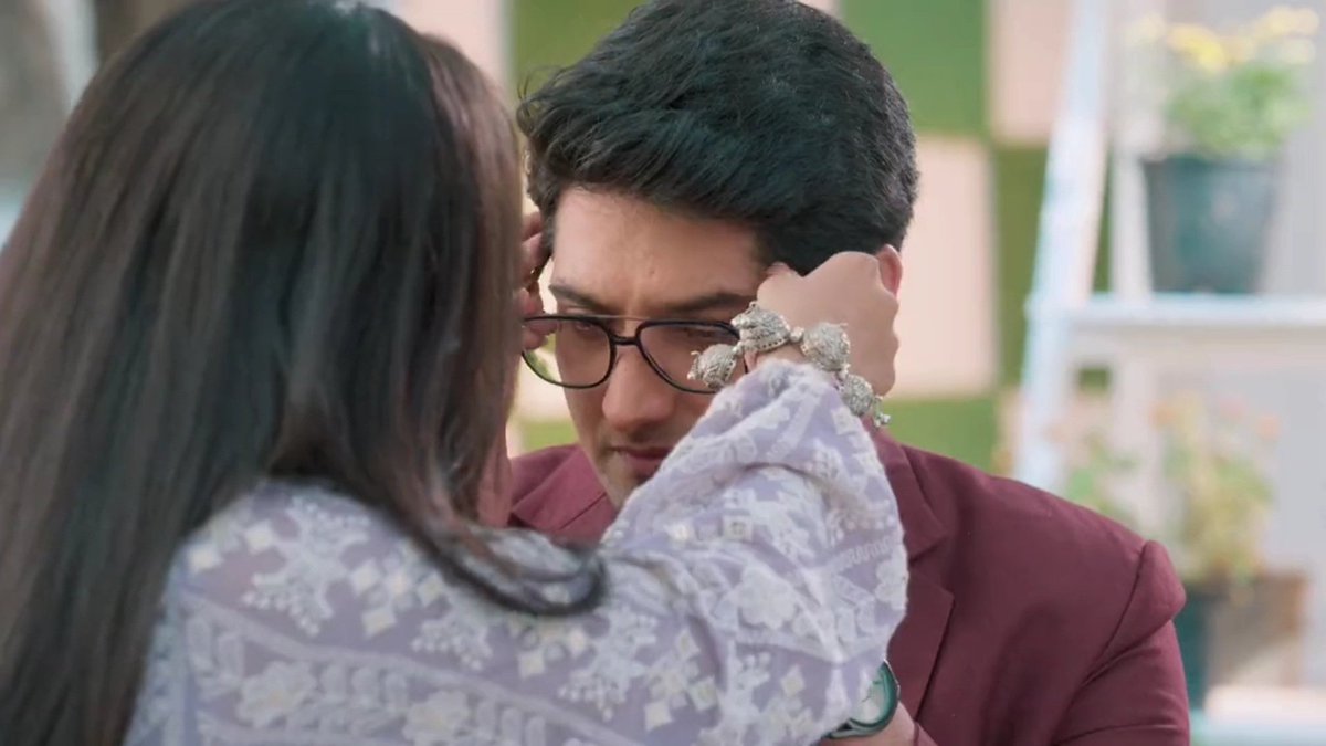 Aparna45056805's tweet photo. Somethings never changes..
My #KaiShu ❤️🥺
When Naira Died Kairav was the one who Took care of Akshu n Now Grown up Akshu Taking care of her Bhaiya 🥺
Both deserve more of eachother 🥺❤️
#Yrkkh #KairavAkshu #Siblinggoal #AbhiRaKiShaadi https://t.co/CxPaH2WnDo