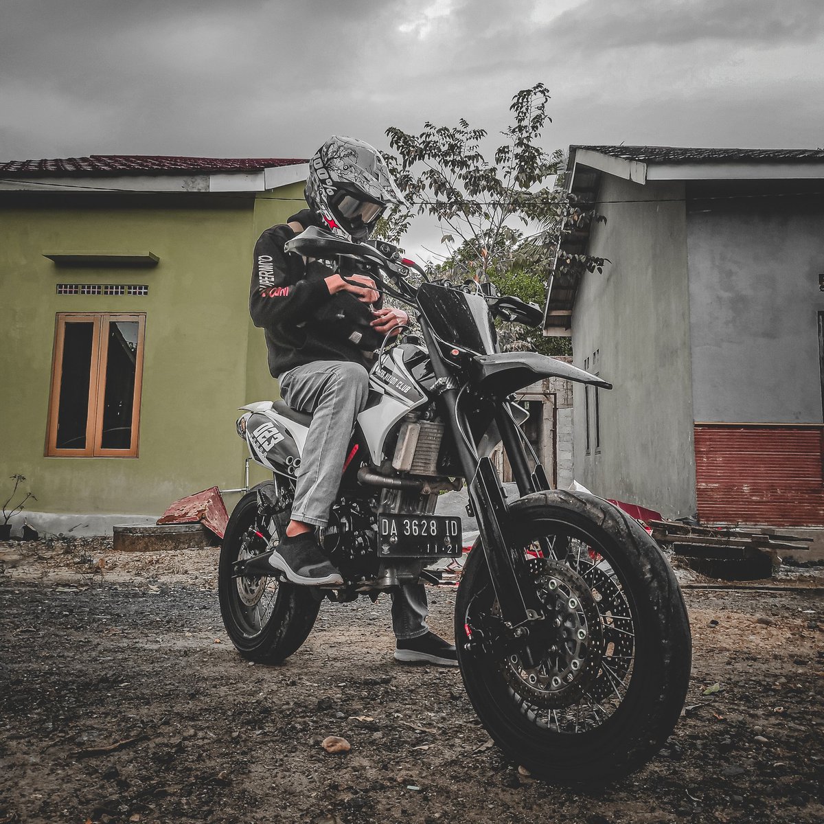 ryan_dhirta's tweet photo. #FotoProfilBaru https://t.co/AWRsfdZHOc