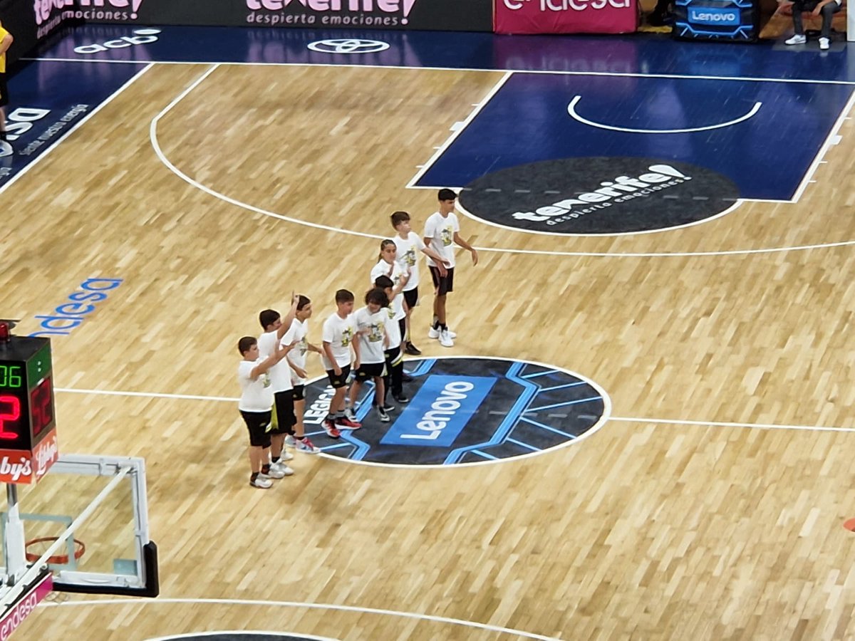 CPEIPS_CRC's tweet photo. Ayer, nuestra Escuela de Baloncesto fue invitada al partido de la jornada 33 de la @ACBCOM que enfrentaba al @CB1939Canarias contra el @Baskonia. Una experiencia inolvidable pudiendo jugar en los descansos y tiempos muertos en el Santiago Martín 👏👏 https://t.co/Lv7I6CnZQI