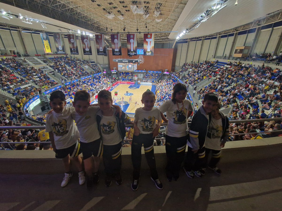 CPEIPS_CRC's tweet photo. Ayer, nuestra Escuela de Baloncesto fue invitada al partido de la jornada 33 de la @ACBCOM que enfrentaba al @CB1939Canarias contra el @Baskonia. Una experiencia inolvidable pudiendo jugar en los descansos y tiempos muertos en el Santiago Martín 👏👏 https://t.co/Lv7I6CnZQI