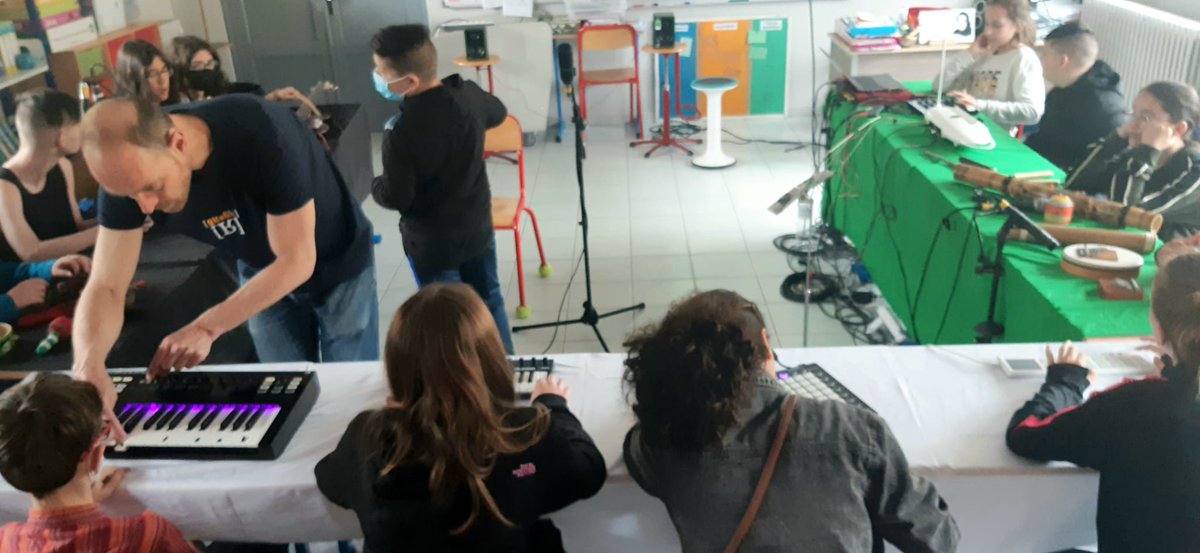 ColJjaures82's tweet photo. Le dispositif Ulis du @ColJjaures82 transformé en studio ! Voix, textes poétiques, creation sonore et vidéo. Avec Mathieu Hornain. Dans le cadre des Échappées poétiques @DSDEN82 @tgac https://t.co/VLRXOsytGV