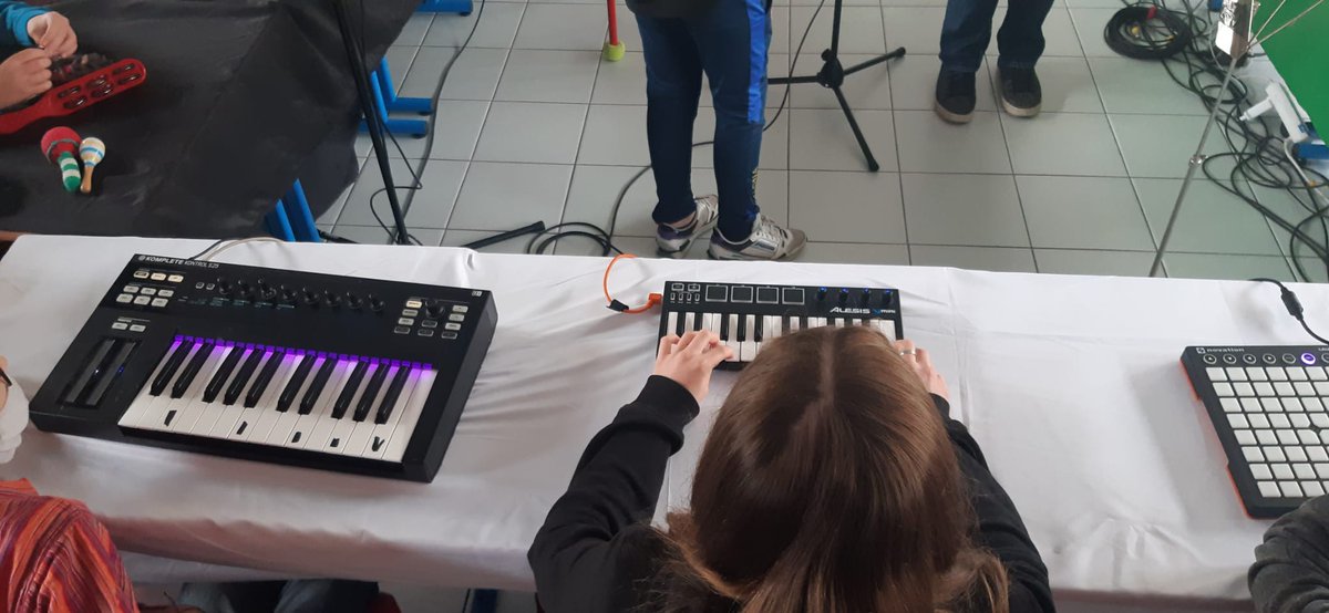 ColJjaures82's tweet photo. Le dispositif Ulis du @ColJjaures82 transformé en studio ! Voix, textes poétiques, creation sonore et vidéo. Avec Mathieu Hornain. Dans le cadre des Échappées poétiques @DSDEN82 @tgac https://t.co/VLRXOsytGV