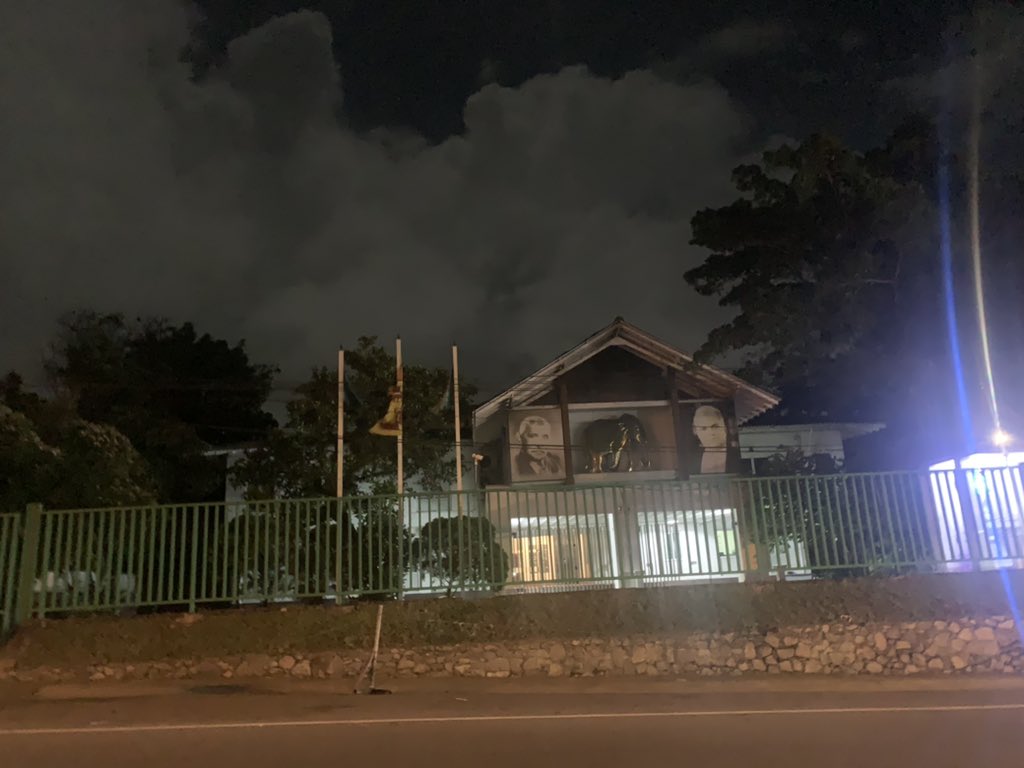 Just drove passing <a href="/officialunp/">UNP</a> headquarters. Doors closed, gates locked. Not a soul in sight. Didn’t look like the party office of the new PM. No hustle or bustle. Maybe in his haste to please <a href="/PresRajapaksa/">Mahinda Rajapaksa</a> &amp;co,  <a href="/RW_UNP/">RW_LK</a> forgot to tell the party he was accepting the job.