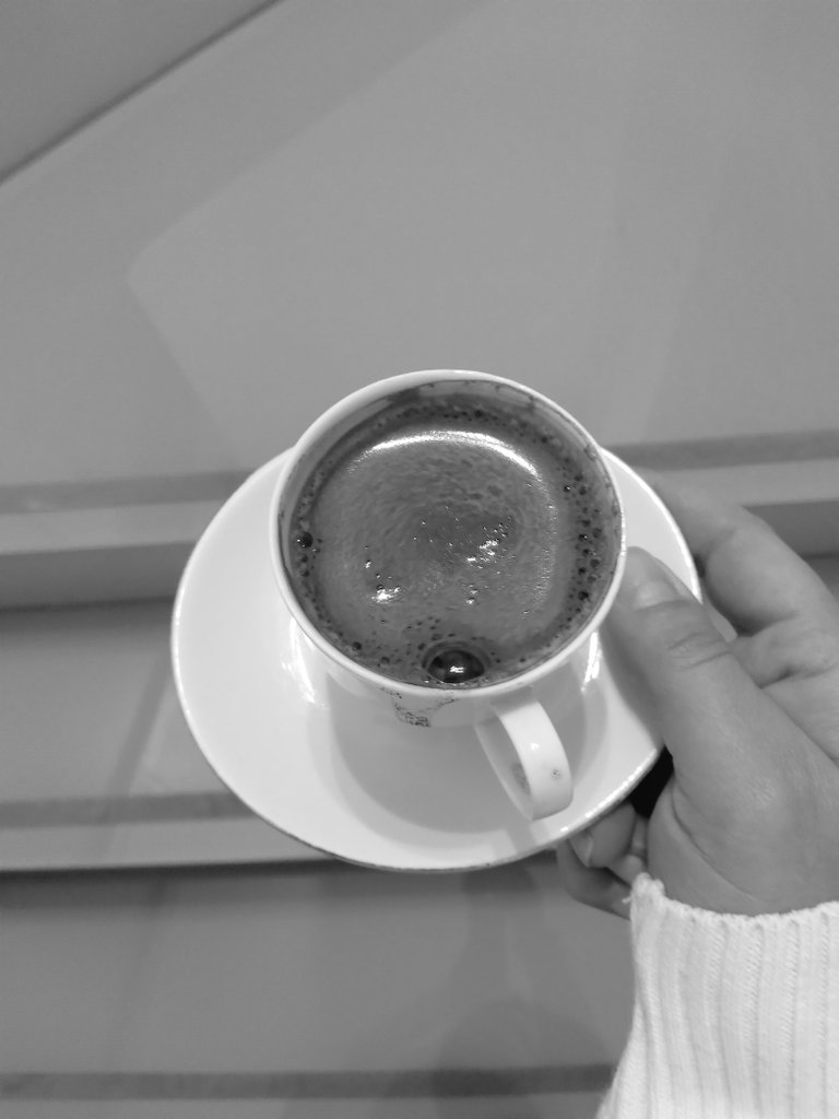 Sessiz seyredenler,  sessiz özler...
Anlık gelisler , sayfa sayfa kırgınlık döker. 
En acı da sabırsız , zamansiz gidenler...
(Lyl)
#Persembe 
#günenot