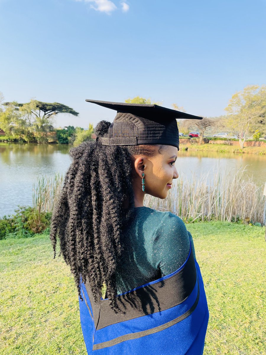 Atli_Banks's tweet photo. 👩🏽🎓👩🏽🎓 #SecondBelt
Look at Good. https://t.co/iWf3jlXnQg