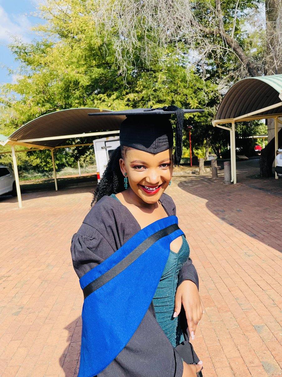 Atli_Banks's tweet photo. 👩🏽🎓👩🏽🎓 #SecondBelt
Look at Good. https://t.co/iWf3jlXnQg