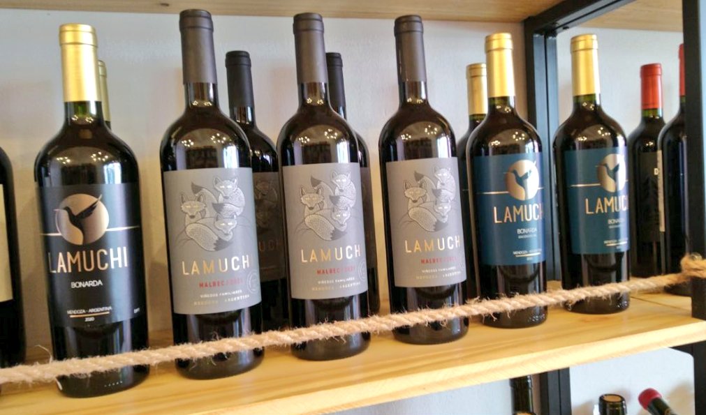 LamuchiWines's tweet photo. Nuestra presencia en góndola 🍷
#VinotecaCuatro20 #Mendoza
#LaMuchiWines 🍷
#Malbec
#Bonarda 
#Vinos #Winelovers https://t.co/mEQ6dPETpT