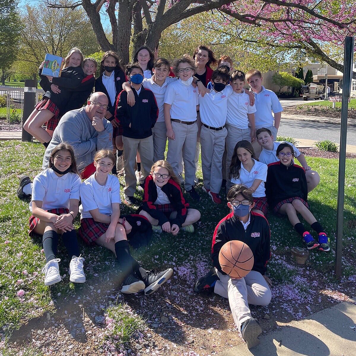 stmschoolatown's tweet image. #STMspirit The 5th Grade class enjoyed a pancake breakfast and a game of basketball from prizes they won at the Basket Raffle Fundraiser &amp;amp; Penny Wars Contest! It was truly a great treat to see our students enjoy the morning with our pastor! #STMfun #theSTMdifference ❤️🖤🏀🥞