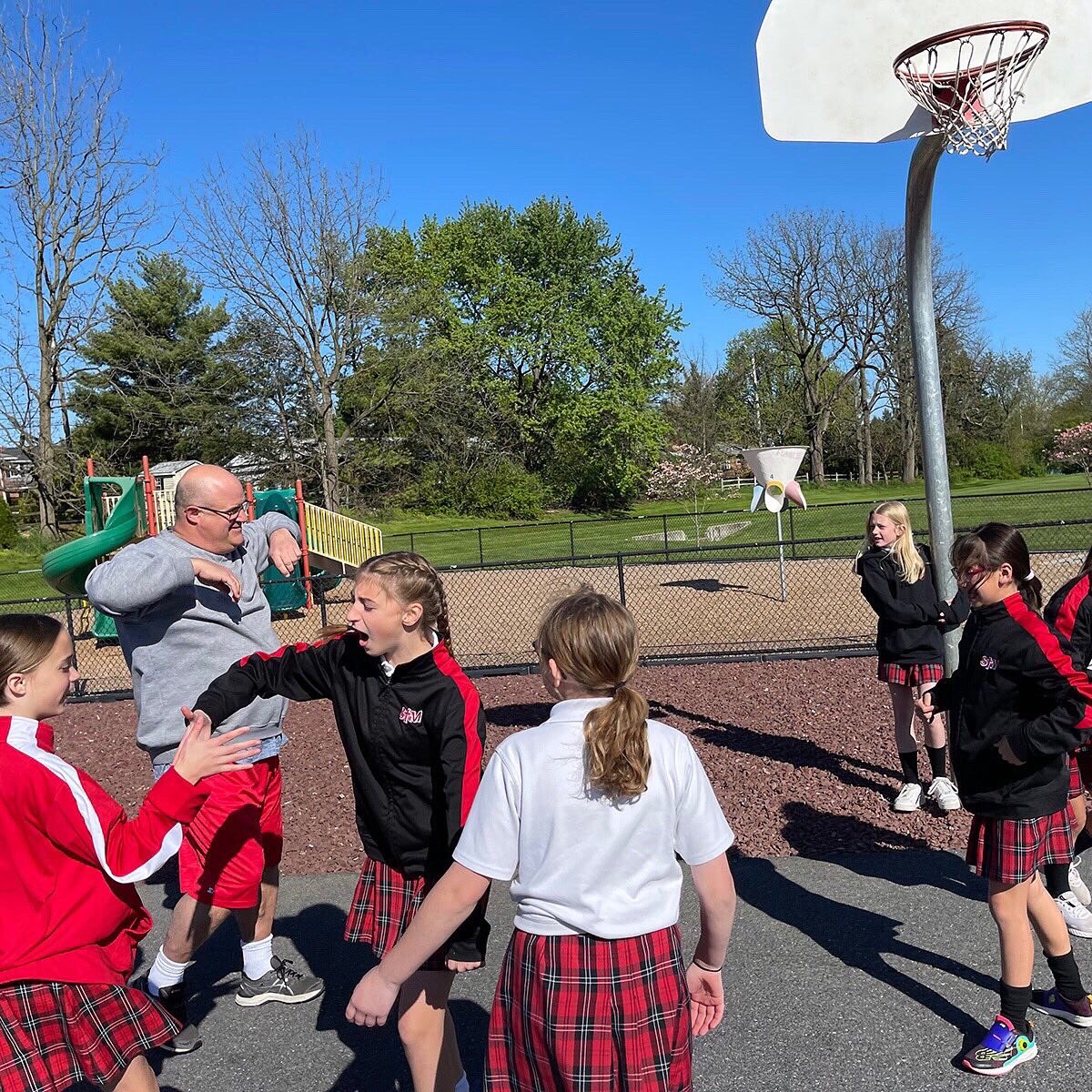 stmschoolatown's tweet image. #STMspirit The 5th Grade class enjoyed a pancake breakfast and a game of basketball from prizes they won at the Basket Raffle Fundraiser &amp;amp; Penny Wars Contest! It was truly a great treat to see our students enjoy the morning with our pastor! #STMfun #theSTMdifference ❤️🖤🏀🥞