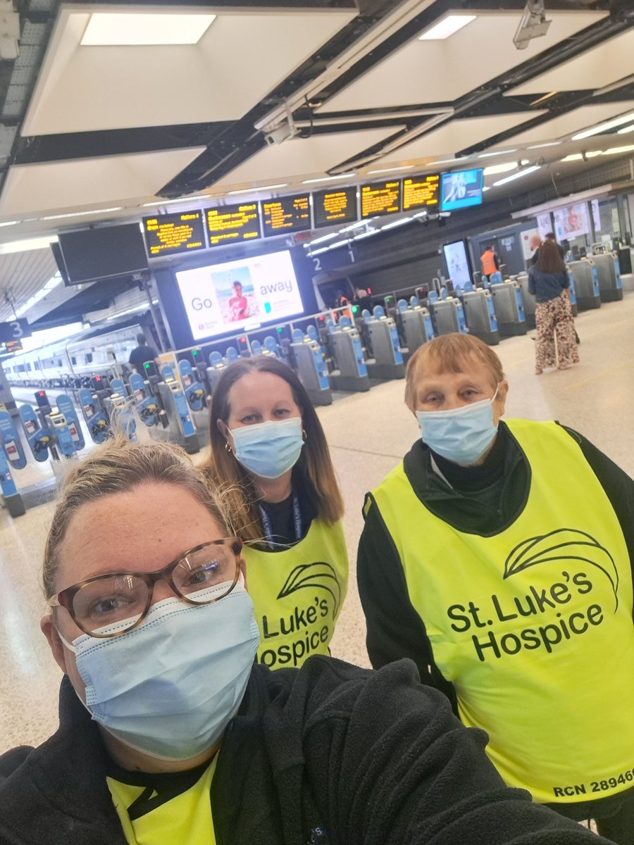 Back to #fenchurchstreet for the afternoon rush! We sre here till 7pm collection for <a href="/StLukesHospiceB/">St. Luke's Hospice (Basildon & District)</a>