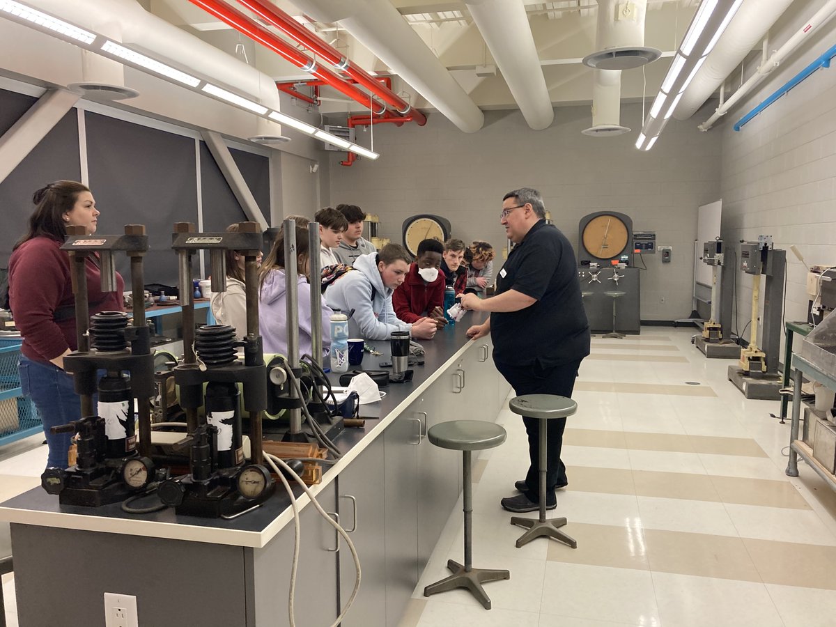 In partnership with <a href="/NBCOE/">New Brunswick Centres of Excellence</a>, we recently welcomed some bright young middle schoolers to tour our School of Engineering Technologies' chemistry and materials lab!

Read more about their experience and our partnership with the Centres of Excellence here 👉 nbccstories.ca/centre-of-exce…