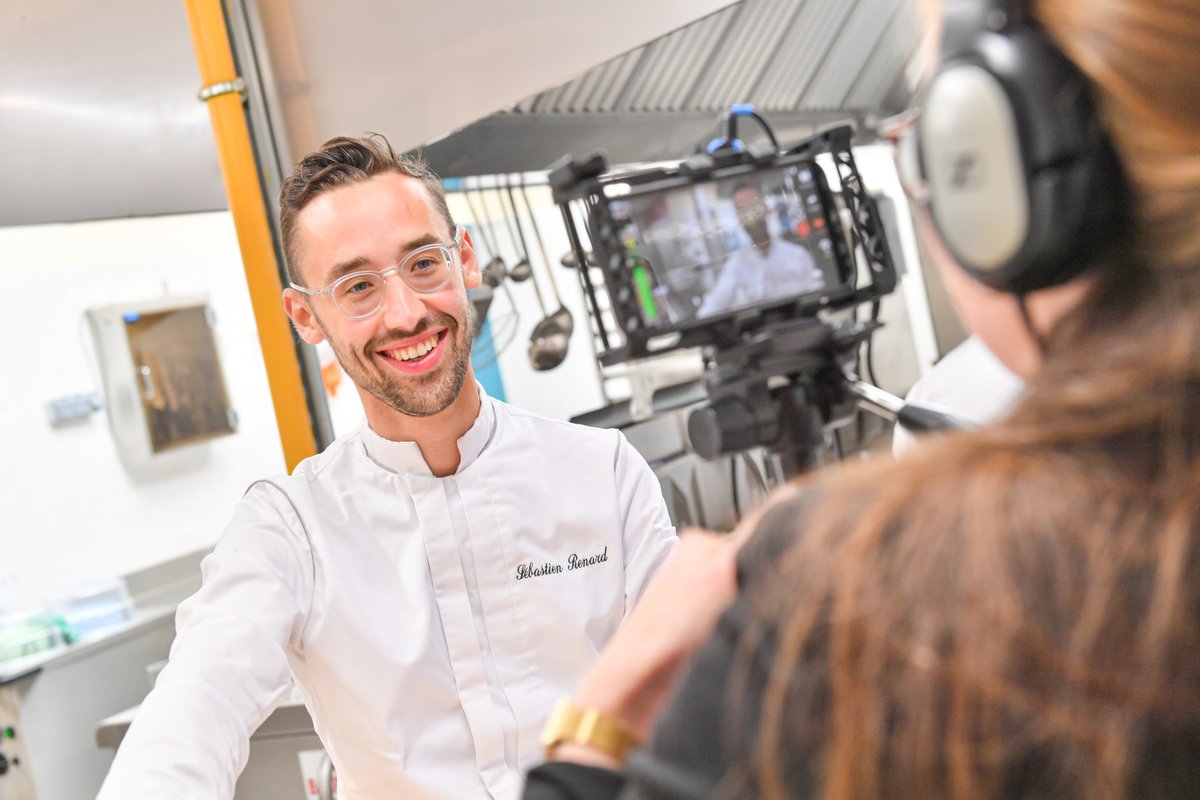 pasdecalais62's tweet photo. #TopChef au #collège d’Hucqueliers !🧑‍🍳Sébastien Renard était en cuisine avec les équipes pour préparer un dessert dénonçant le harcèlement scolaire. Ce jeudi, il a pu échanger avec les jeunes sur ce sujet qui lui tient à cœur 💼https://t.co/ILJg59udoz 
📲 3⃣0⃣2⃣0⃣
📸Y.Cadart/CD62 https://t.co/SqA7pdt0pz