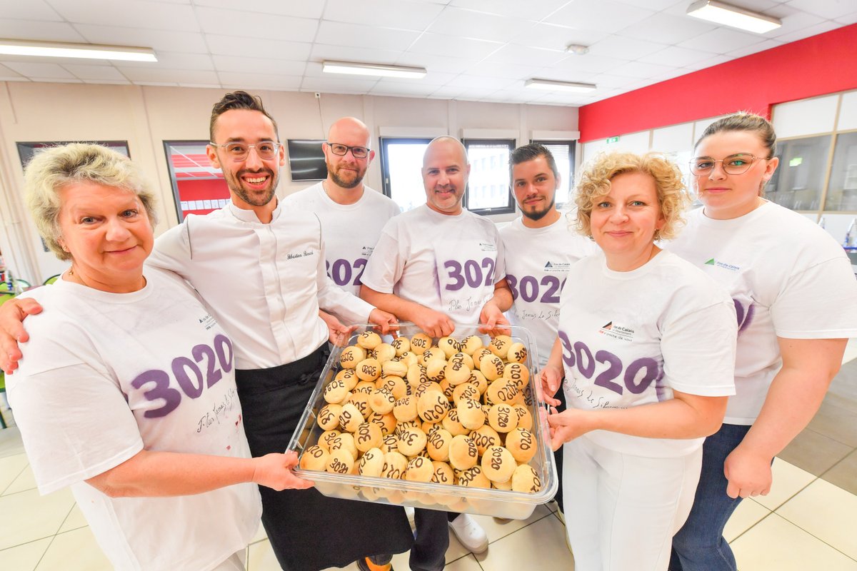 pasdecalais62's tweet photo. #TopChef au #collège d’Hucqueliers !🧑‍🍳Sébastien Renard était en cuisine avec les équipes pour préparer un dessert dénonçant le harcèlement scolaire. Ce jeudi, il a pu échanger avec les jeunes sur ce sujet qui lui tient à cœur 💼https://t.co/ILJg59udoz 
📲 3⃣0⃣2⃣0⃣
📸Y.Cadart/CD62 https://t.co/SqA7pdt0pz