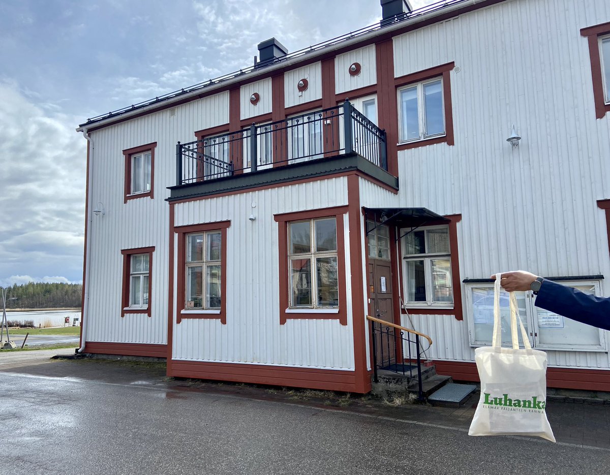 Gradian omistajakuntakierros suuntautui tänään kauniiden maisemien #luhanka’an. Keskustelua riitti ajankohtaisista koulutushaasteista <a href="/KarnaTuomo/">Tuomo Kärnä</a>’n ja muun kunnan johdon kanssa. <a href="/anssi_tuominen/">Anssi Tuominen</a> ylpeänä esittelee <a href="/LuhankaHQ/">Luhanka_HQ</a> kassia!