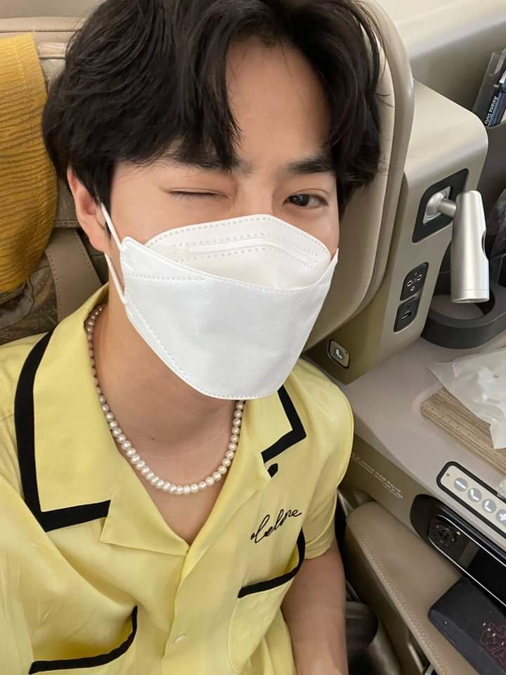 TuBonitaEri's tweet photo. #SUHO | BUBBLE💭

🐰: Te voy a extrañar 
🐰: Han pasado 2 años y 6 meses desde que tomé un avión
🐰: Iré y regresaré sano y salvo
🐰: Te amo
🐰: 👋🏻👋🏻👋🏻👋🏻

#EXO #엑소 @weareoneEXO https://t.co/rHB2LztoHN