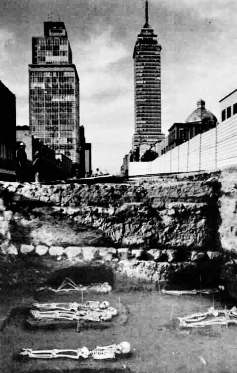 Cuauhtemoc_1521's tweet photo. Hallazgos arqueológicos durante la construcción de la línea 8 del metro sobre eje Central en el año de 1992. De lado derecho se puede ver la torre latino y los restos del convento más grande de América: San Francisco el Grande (capilla de san Antonio de Padua). #cdmx https://t.co/mSvLR1clAf