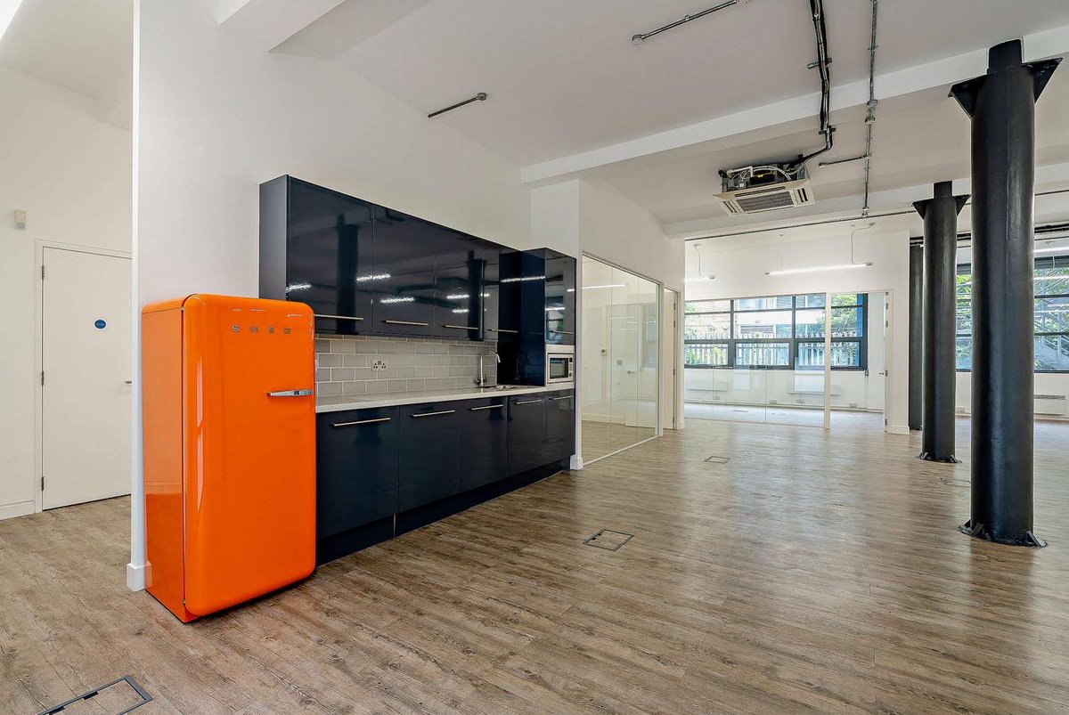 _SouthwarkIntro's tweet photo. Our #officespace at 7 Holyrood street boasts spacious #workspace for your business in a prime #LondonBridge location.

With a fully fitted kitchenette, private meeting rooms, big windows and large, open floor plans, this is a perfect space!

https://t.co/wDErn37q76 https://t.co/mAtvNAlqop