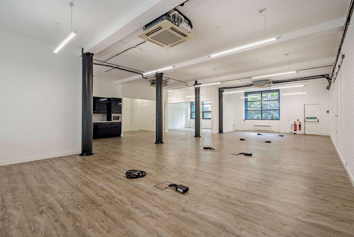 _SouthwarkIntro's tweet photo. Our #officespace at 7 Holyrood street boasts spacious #workspace for your business in a prime #LondonBridge location.

With a fully fitted kitchenette, private meeting rooms, big windows and large, open floor plans, this is a perfect space!

https://t.co/wDErn37q76 https://t.co/mAtvNAlqop