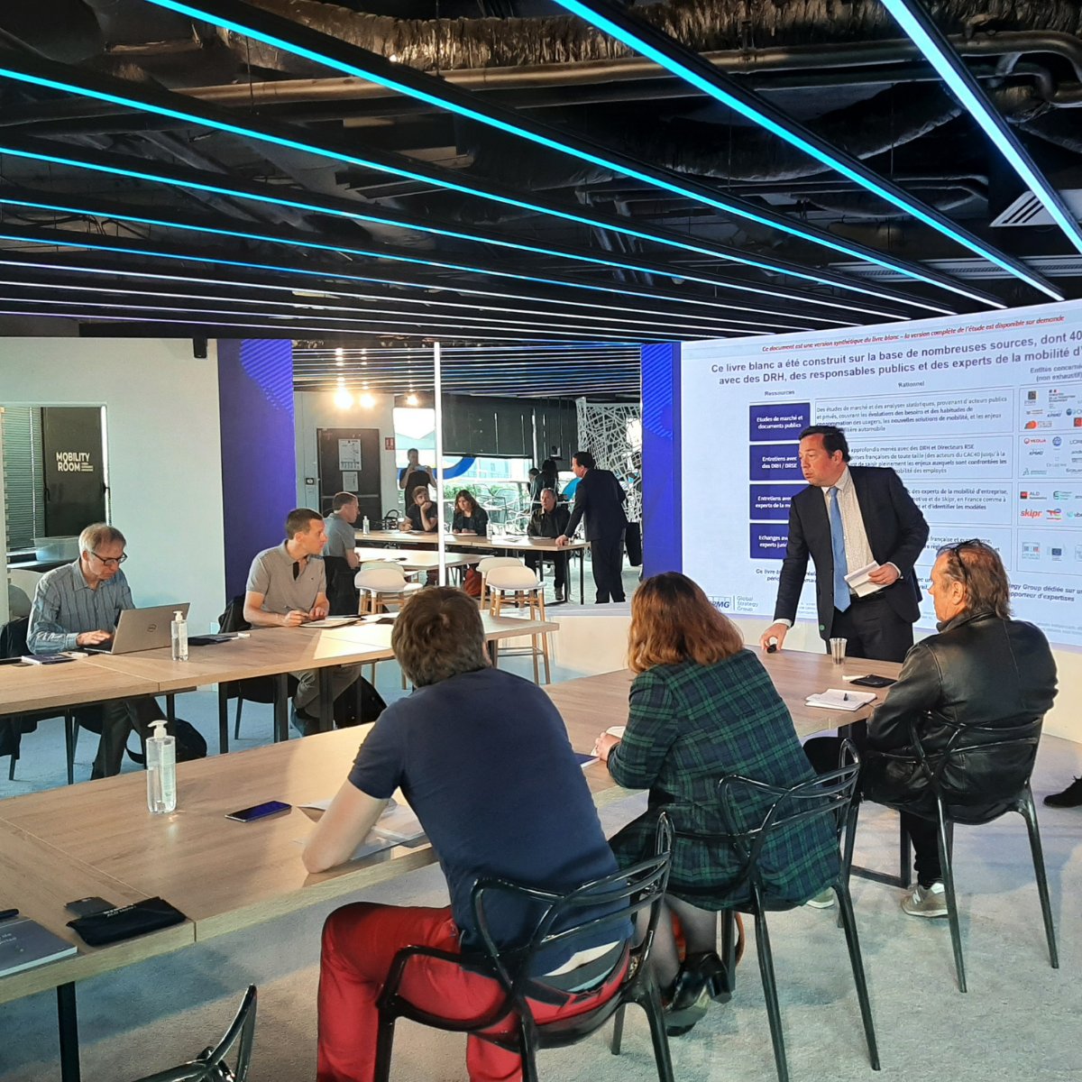 AgenceOxygen's tweet photo. Notre client @ALDAutomotiveFR a lancé hier sa nouvelle solution de multi-mobilité pour tous les collaborateurs de l'entreprise, #ALDMove ! La #presse automobile et entreprise était présente à cette conférence pour découvrir cette révolution de la #mobilité ! 

#GroupeOxygen #RP https://t.co/PShK47Ob0l