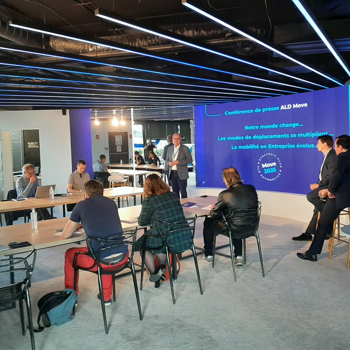 AgenceOxygen's tweet photo. Notre client @ALDAutomotiveFR a lancé hier sa nouvelle solution de multi-mobilité pour tous les collaborateurs de l'entreprise, #ALDMove ! La #presse automobile et entreprise était présente à cette conférence pour découvrir cette révolution de la #mobilité ! 

#GroupeOxygen #RP https://t.co/PShK47Ob0l
