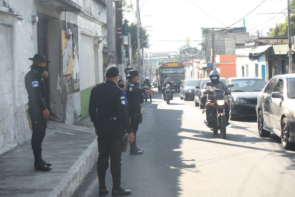 PNCdeGuatemala's tweet photo. En distintos sectores de Villa Nueva se implementan acciones de prevención en cumplimiento a #SeguridadYControl fase VII, agentes de la PNC realizan identificación de personas y solicitan solvencias.
#PolicíaNacionalCivil25añosdeProtegerYServir https://t.co/jm3KjLFC7l