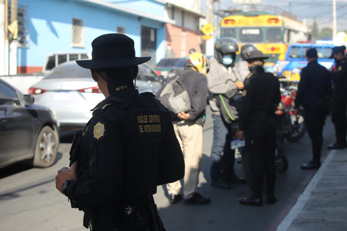 PNCdeGuatemala's tweet photo. En distintos sectores de Villa Nueva se implementan acciones de prevención en cumplimiento a #SeguridadYControl fase VII, agentes de la PNC realizan identificación de personas y solicitan solvencias.
#PolicíaNacionalCivil25añosdeProtegerYServir https://t.co/jm3KjLFC7l