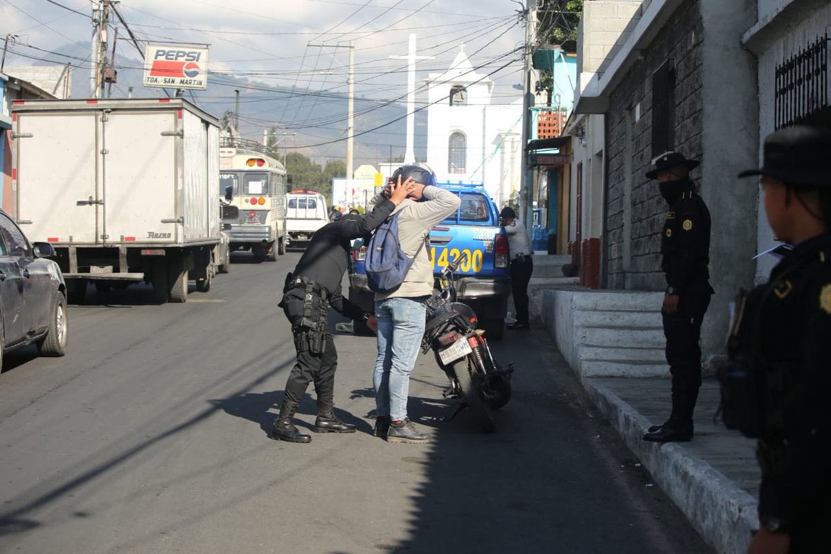 PNCdeGuatemala's tweet photo. En distintos sectores de Villa Nueva se implementan acciones de prevención en cumplimiento a #SeguridadYControl fase VII, agentes de la PNC realizan identificación de personas y solicitan solvencias.
#PolicíaNacionalCivil25añosdeProtegerYServir https://t.co/jm3KjLFC7l