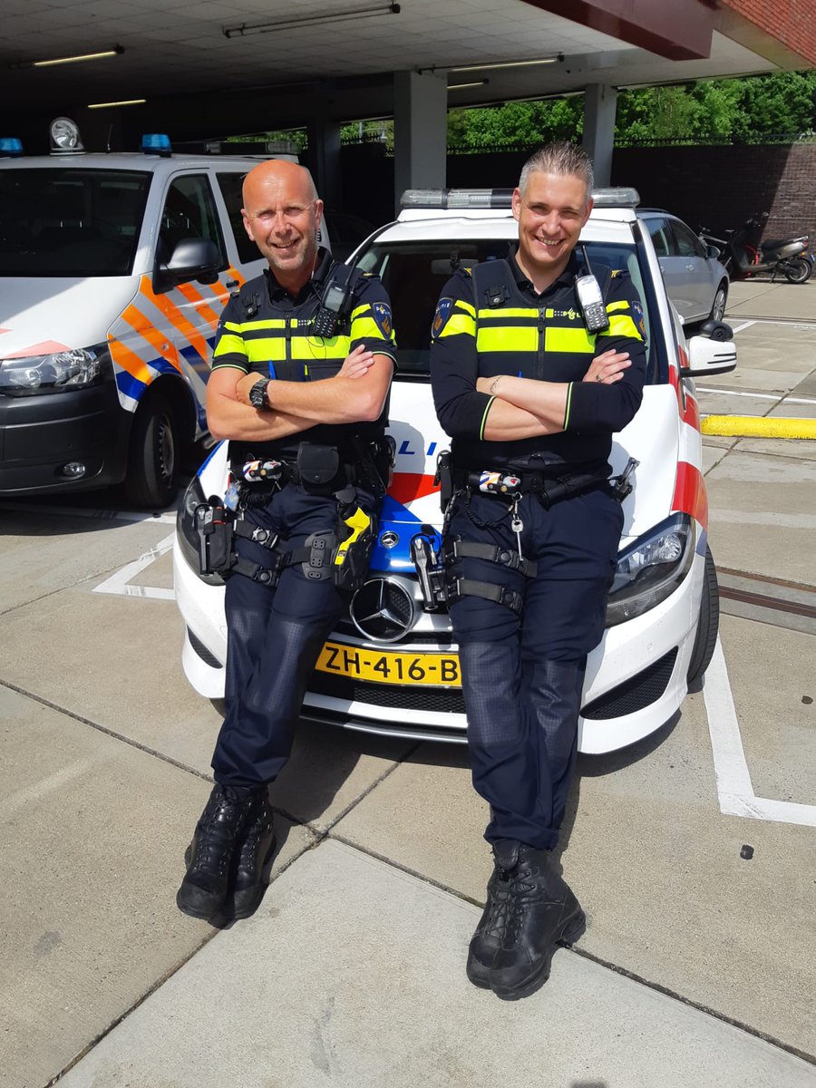 WA_Reeland's tweet photo. Vanavond #spreekuur! Wij zien uw graag van half 8 tot half 9, bij het #SociaalWijkTeam Bankastraat 10.
De wijkboa's van de @GemDordrecht sluiten ook aan! #Reeland #Politie #Handhaving https://t.co/eesZc17RHD
