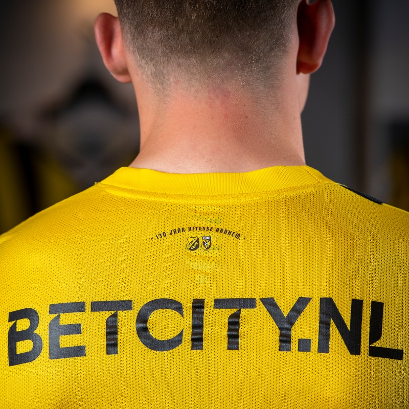 MijnVitesse's tweet photo. 👀👕 @BetCity_NL is vanaf komend seizoen de nieuwe rugsponsor van Vitesse.

#Vitesse