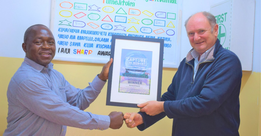 CamelliaPlc's tweet photo. #CamelliaPhotoComp Richard Koech receiving his certificate from Noel Lindsay-Smith, Operations Director @EPK_Limited for winning the #TechnologyInAction part of our competition! Thank you for taking part!
#teaestates #camellia_plc #easternproducekenya https://t.co/8vqOUweQpC