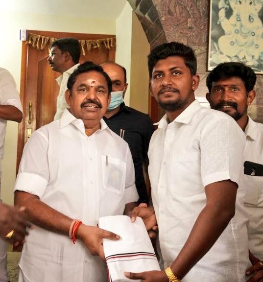 LingeshAdmk's tweet photo. இன்று 68 ஆவது பிறந்தநாள் விழா காணும் அதிமுகழக இணை ஒருங்கிணைப்பாளர், முன்னாள் முதலமைச்சர், மாண்புமிகு தமிழ்நாடு சட்டமன்ற எதிர்க்கட்சி தலைவர் அண்ணன் திரு @EPSTamilNadu அவர்களை இன்று நேரில் சந்தித்து வாழ்த்து தெரிவித்து ஆசி பெற்றேன்.

#HBDஎடப்பாடியார் ❤️👑
#EPS https://t.co/BsAfwIzk8s