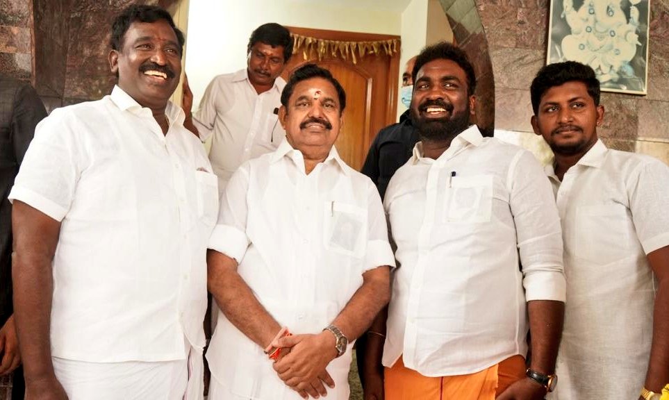 LingeshAdmk's tweet photo. இன்று 68 ஆவது பிறந்தநாள் விழா காணும் அதிமுகழக இணை ஒருங்கிணைப்பாளர், முன்னாள் முதலமைச்சர், மாண்புமிகு தமிழ்நாடு சட்டமன்ற எதிர்க்கட்சி தலைவர் அண்ணன் திரு @EPSTamilNadu அவர்களை இன்று நேரில் சந்தித்து வாழ்த்து தெரிவித்து ஆசி பெற்றேன்.

#HBDஎடப்பாடியார் ❤️👑
#EPS https://t.co/BsAfwIzk8s