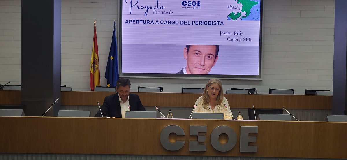 Sandrabbr's tweet photo. Seguimos en #ProyectoTerritorioCEOE de la mano de @Ruiz_Noticias hablando de organizaciones y comunicación #periodismohonesto @CEOE_ES @ceoetenerife https://t.co/NhZmTIvB13