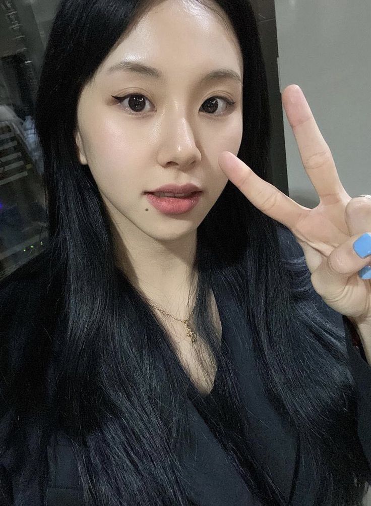 CHAEYOUNGLOOKS's tweet photo. the prettiest, son chaeyoung https://t.co/c5zuBPLsTb