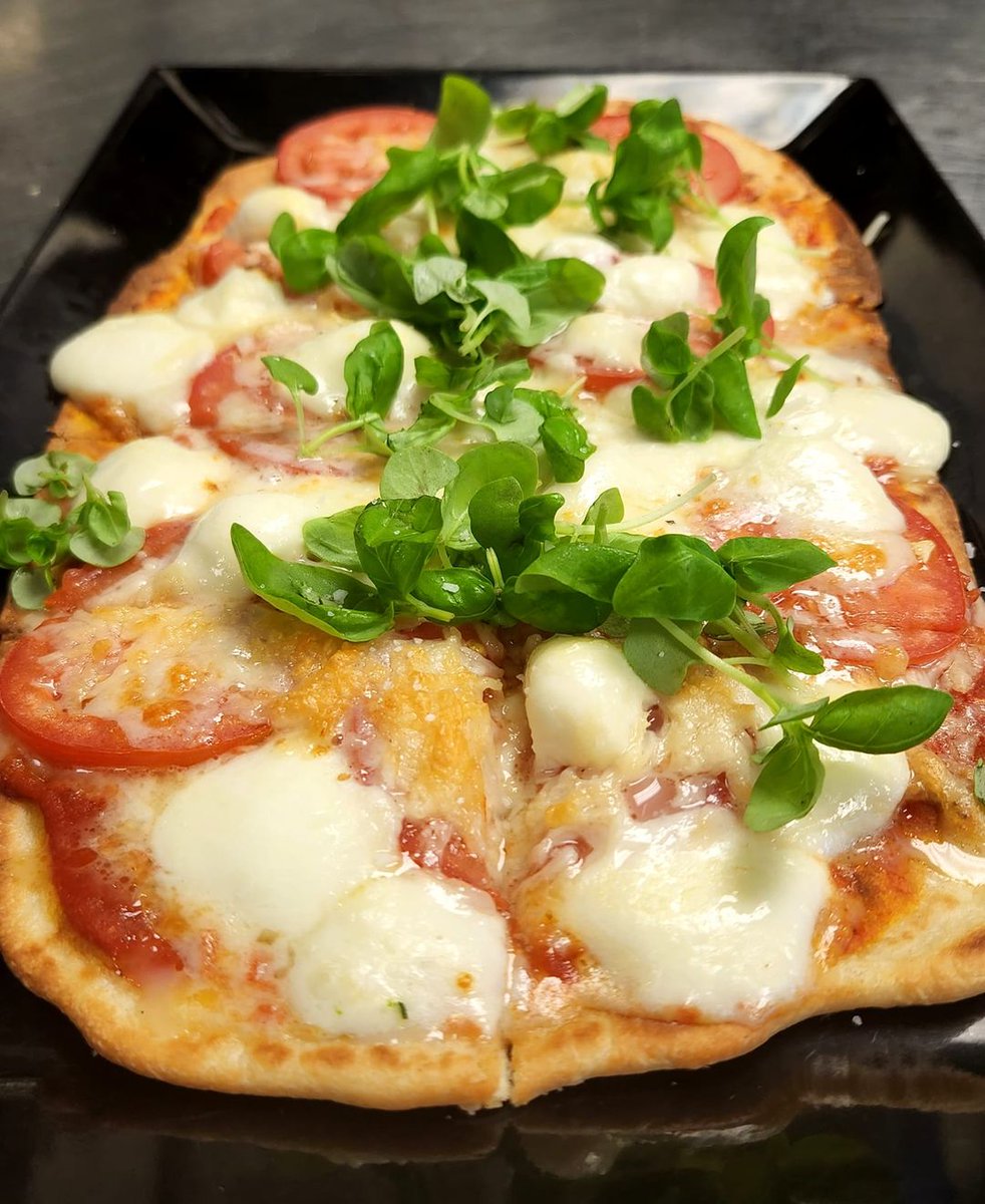 T2Traders's tweet photo. Get your pizza fix with our Margherita Flatbread. We make our crust in house and gets topped with mozzarella, fresh tomatoes, and micro basil! https://t.co/25XTviopgl