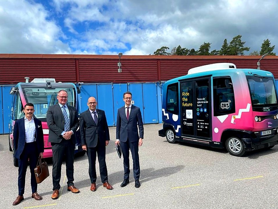 FRTreasury_Nord's tweet photo. Many thanks to @Transdev and @vtisweden for the ride on board of the pilot autonomous buses in @Linkopingkommun 🇸🇪, with Ambassador @e_de_gonneville and Governor of Östergötland @cfgraf https://t.co/HNAfloHPEy