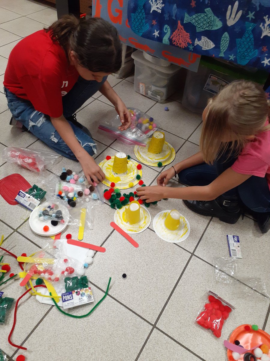 BrevAfterschool's tweet photo. The students at Discovery celebrate Cinco de Mayo and create Mother's Day crafts. #AftershoolWorks  #BAS321 https://t.co/KYn9IZY7Xy