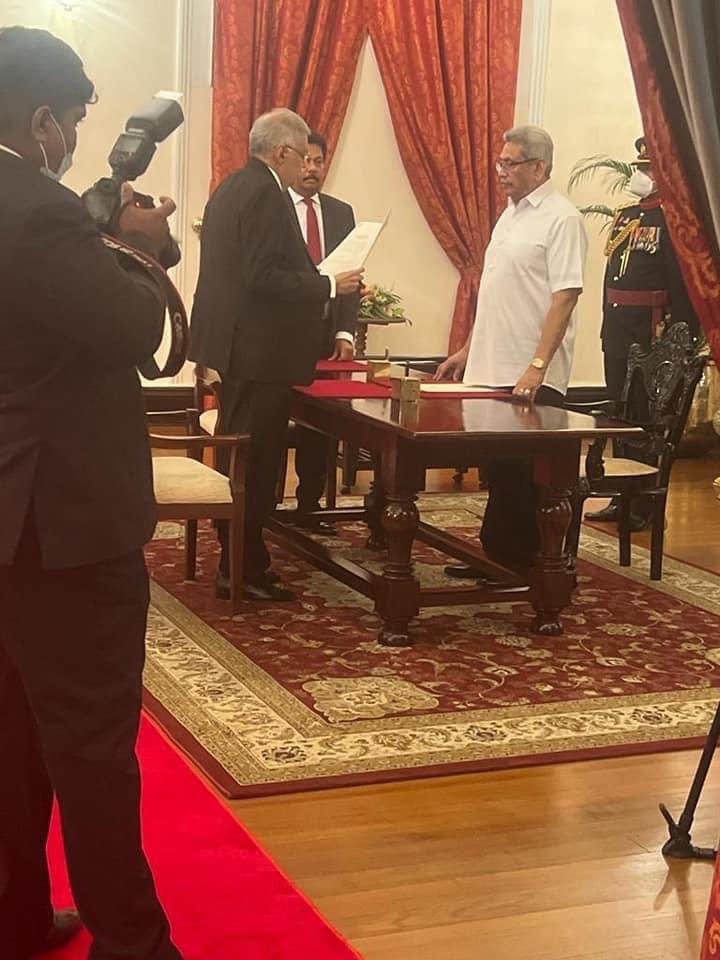 VraieB's tweet photo. උන් ආවා - උන් වික්කා
මුන් ආවා- මුන් වික්කා
74 - අවුරුද්දක් 
අපි ඇන්දා - අපි දුන්නා

Always disappointed but never surprised. https://t.co/5OhtWMJVHW