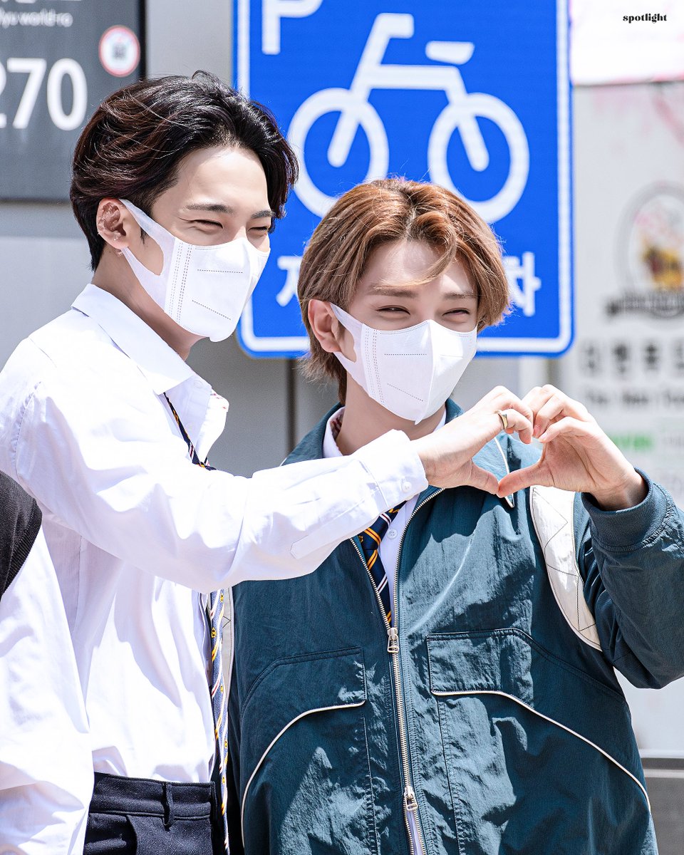 spotlight_17's tweet photo. 220512 아는형님 출근
~얼렁뚱땅 🫶 도전기~
#세븐틴 #SEVENTEEN #조슈아 #JOSHUA #민규 #MINGYU

🔗https://t.co/CFWuu22rPO
🔗https://t.co/kFdt4MxzXL
🔗https://t.co/qzAD0mSjMf https://t.co/Hq7897PmFM