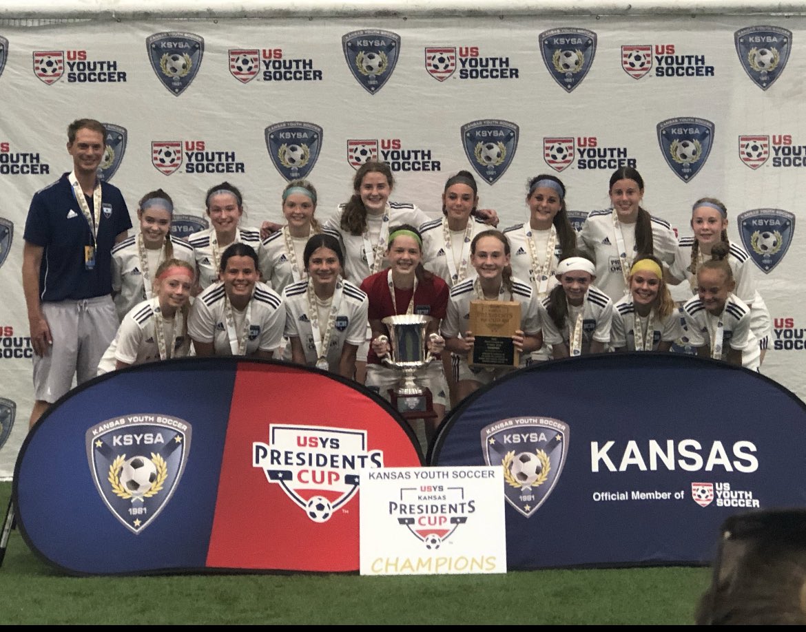 hendu2434's tweet photo. @SPORTINGBV 08 Showcase ECRL girls went 4-0 in Wichita to claim the Presidents Cup. Coach Chris Katterhenry.  
#Sporting #BV https://t.co/fa64TL5NKW