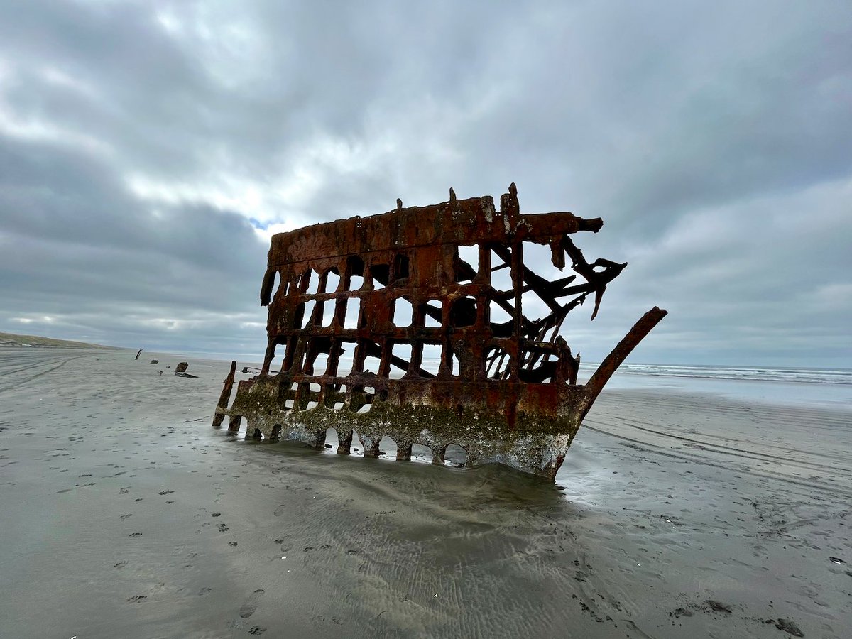 JasonKechely's tweet photo. 'Dem Bones...
#PeterIredale #FortStevens #OregonCoast https://t.co/QLKBFqwwES