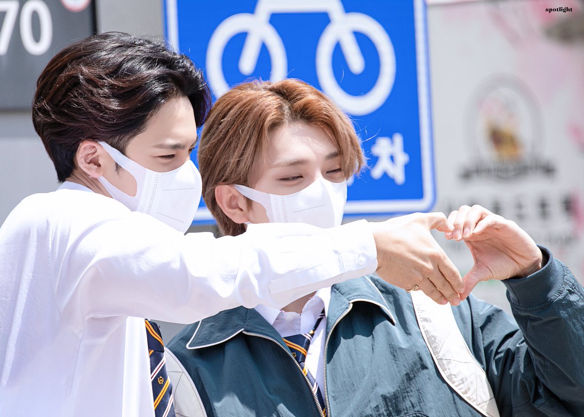 spotlight_17's tweet photo. 220512 아는형님 출근
~얼렁뚱땅 🫶 도전기~
#세븐틴 #SEVENTEEN #조슈아 #JOSHUA #민규 #MINGYU

🔗https://t.co/CFWuu22rPO
🔗https://t.co/kFdt4MxzXL
🔗https://t.co/qzAD0mSjMf https://t.co/Hq7897PmFM