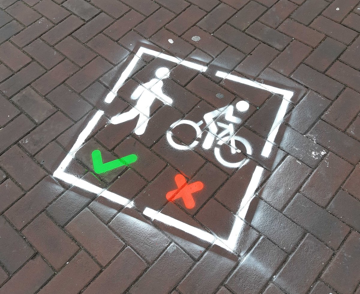 BARENDRECHTzh's tweet photo. We zetten ons in tegen fietsoverlast op de Middenbaan🚳 (Brom)fietsen is hier verboden en voor winkeliers en winkelend publiek gevaarlijk en irritant. BOA’s en politie hielden er gisteren een handhavingsactie.
#gemeentebarendrecht #barendrecht #fietsoverlast #middenbaan #stapaf https://t.co/n5I23BeL6G