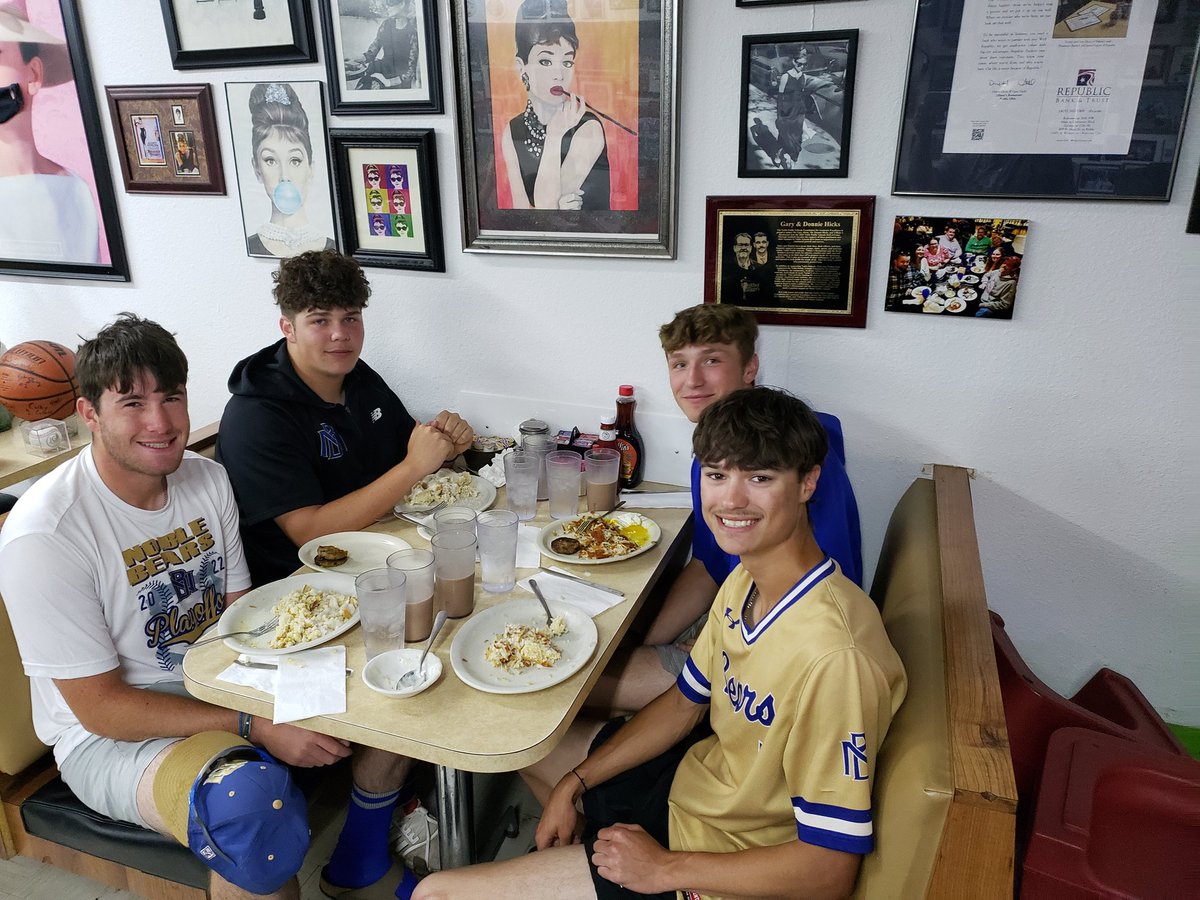 Tiffany’s Restaurant tweet media