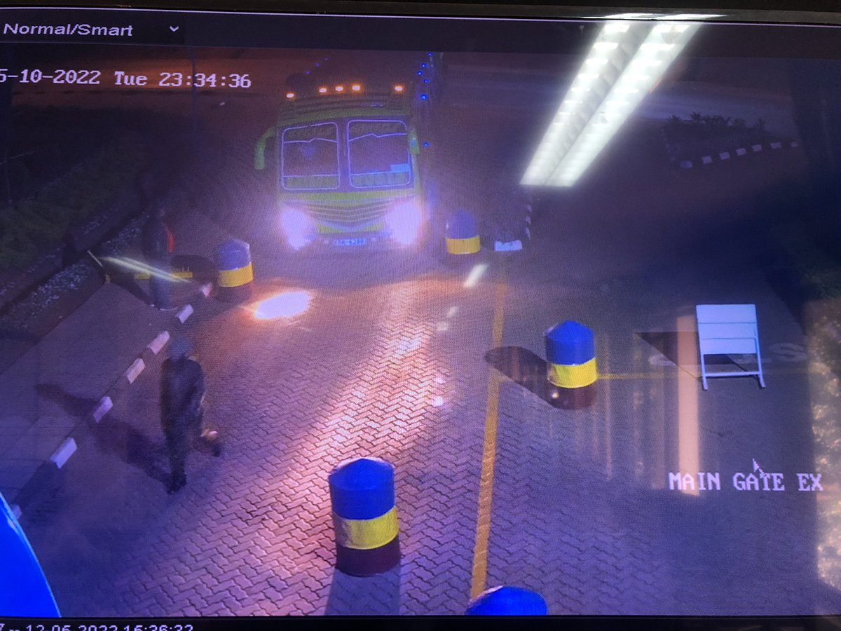 BUSIA BUS DRIVER MAKES DRAMATIC STOP AT DCI HQs IN THE DEAD OF THE NIGHT AFTER WEED SMOKERS ALMOST SET THE BUS ABLAZE

A Busia bound bus made a dramatic stop at the gates leading to DCI headquarters yesterday night, after the bus driver suspected that he was ferrying dangerous