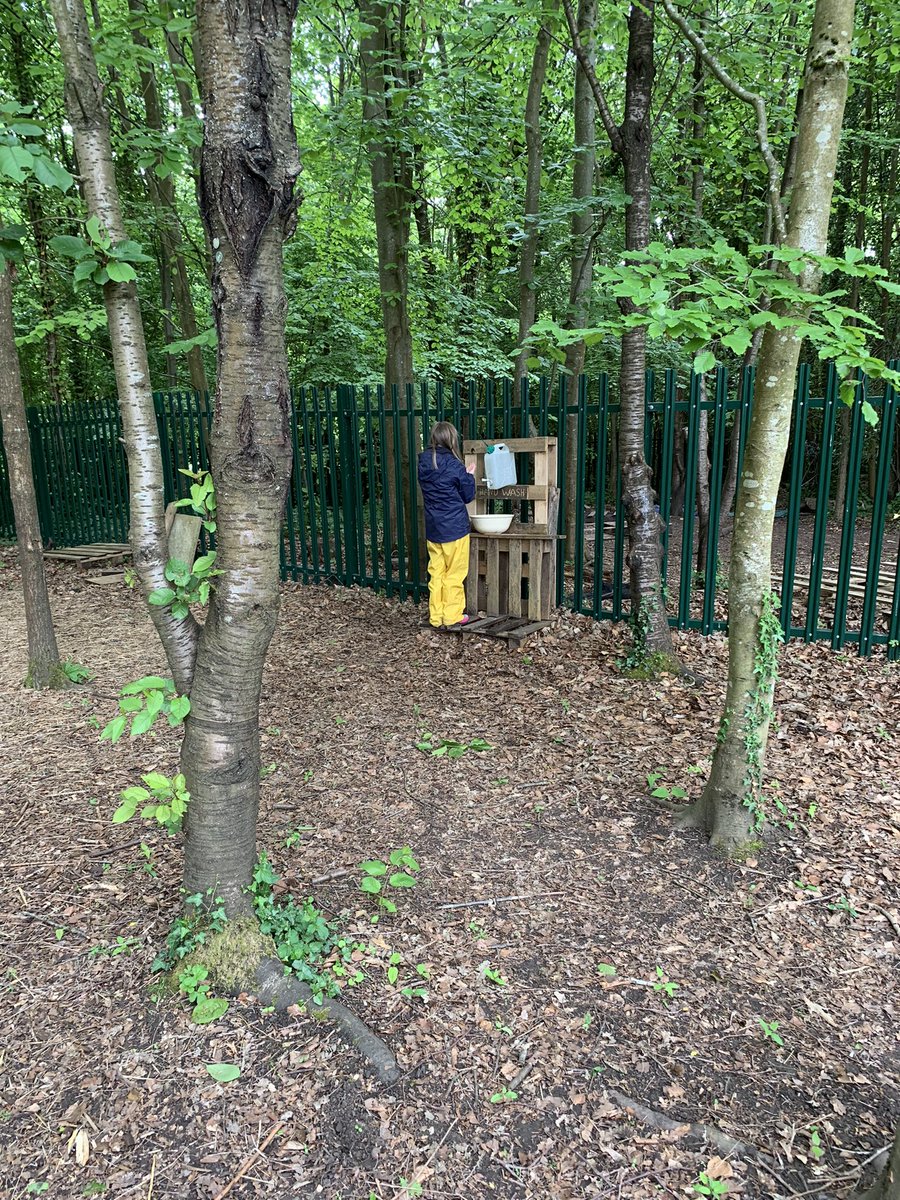 DanesfieldFS's tweet photo. Awesome pig cleaning from Y3 today and a lot of love for our new chicken pen so our feathered friends have more space to roam 🐓 #chickenfun @DanesfieldY3 @DanesfieldSchl https://t.co/NdFG99gzM8